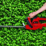 einhell-classic-electric-hedge-trimmer-gh-eh-4245-example_usage-2.jpg